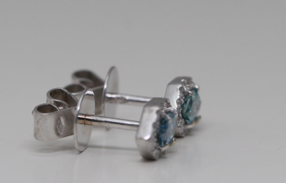 18k Gold Diamond Stud Earrings C182