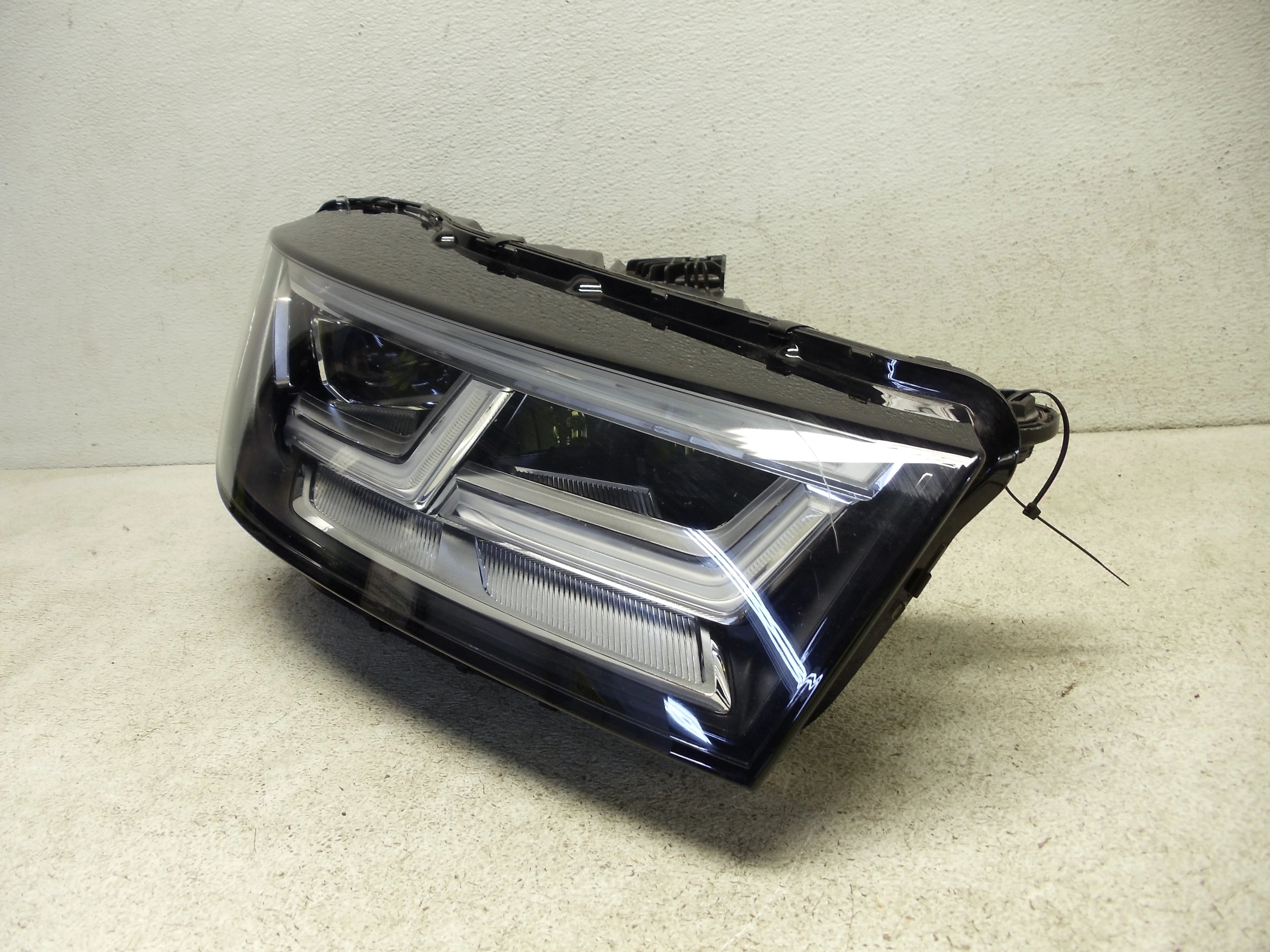 Passenger Xenon Head Light Assembly B7106