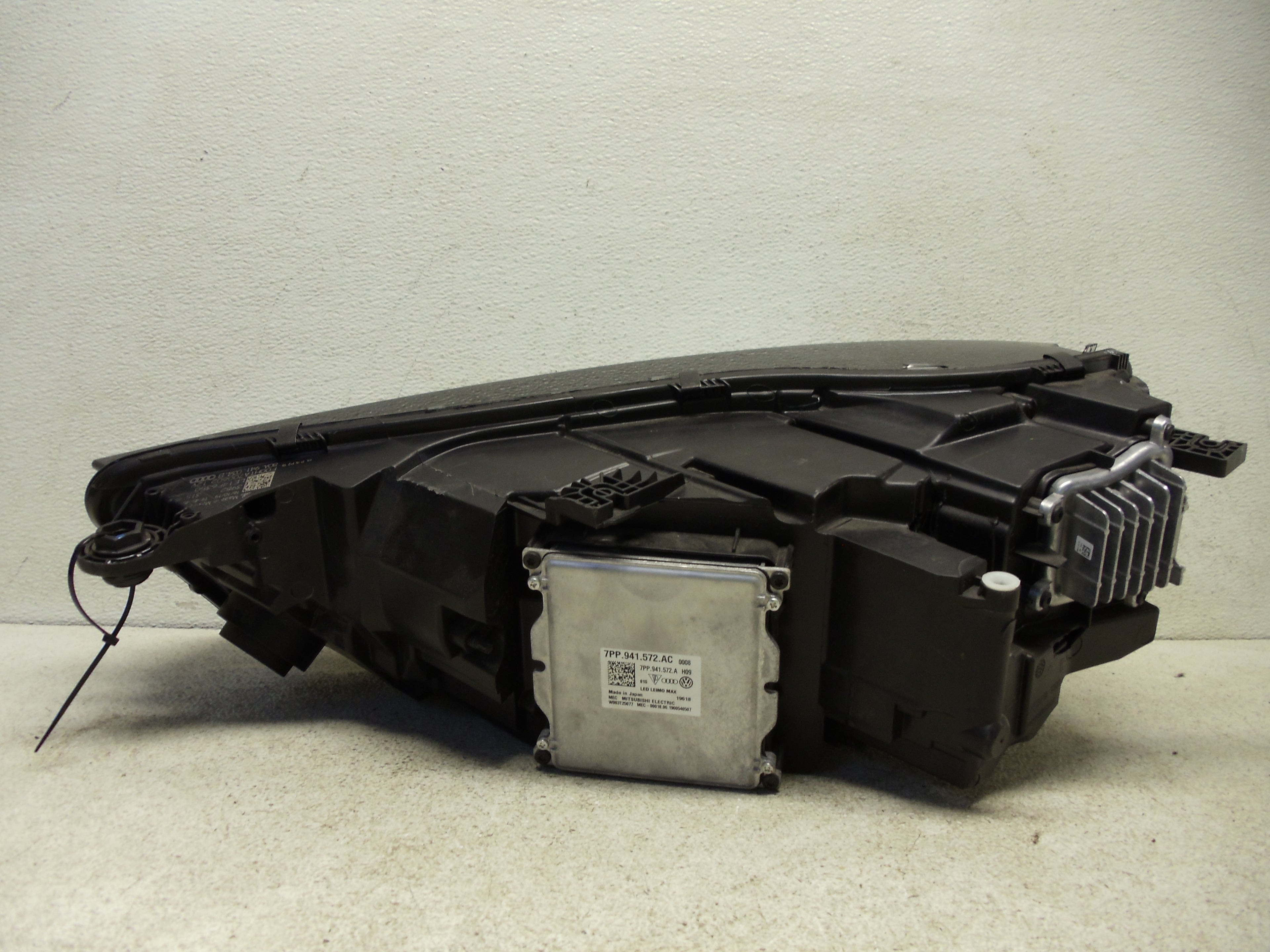 Passenger Xenon Head Light Assembly B7106